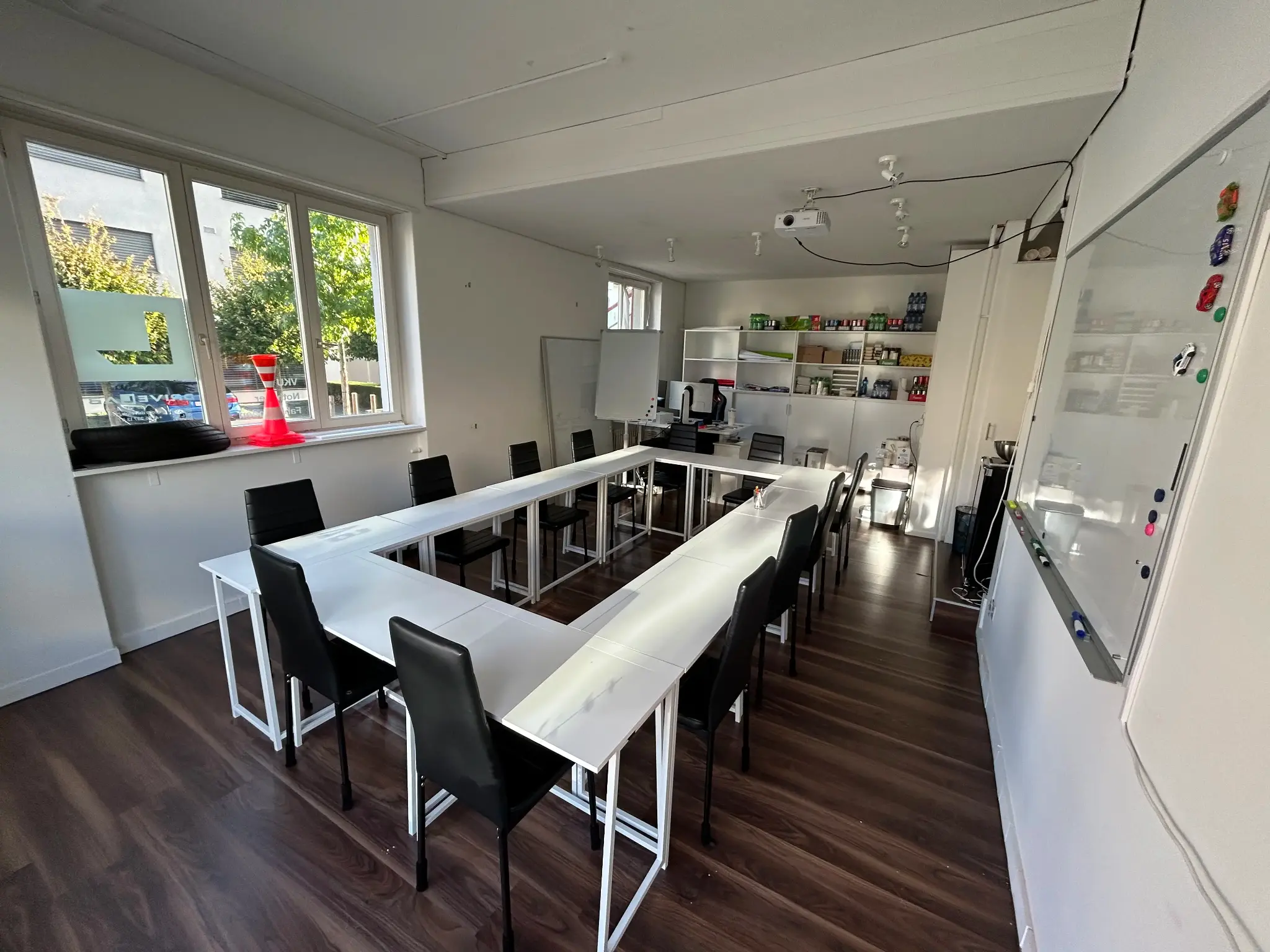 VKU Klassenzimmer in U-Form mit modernen Tischen und Stühlen