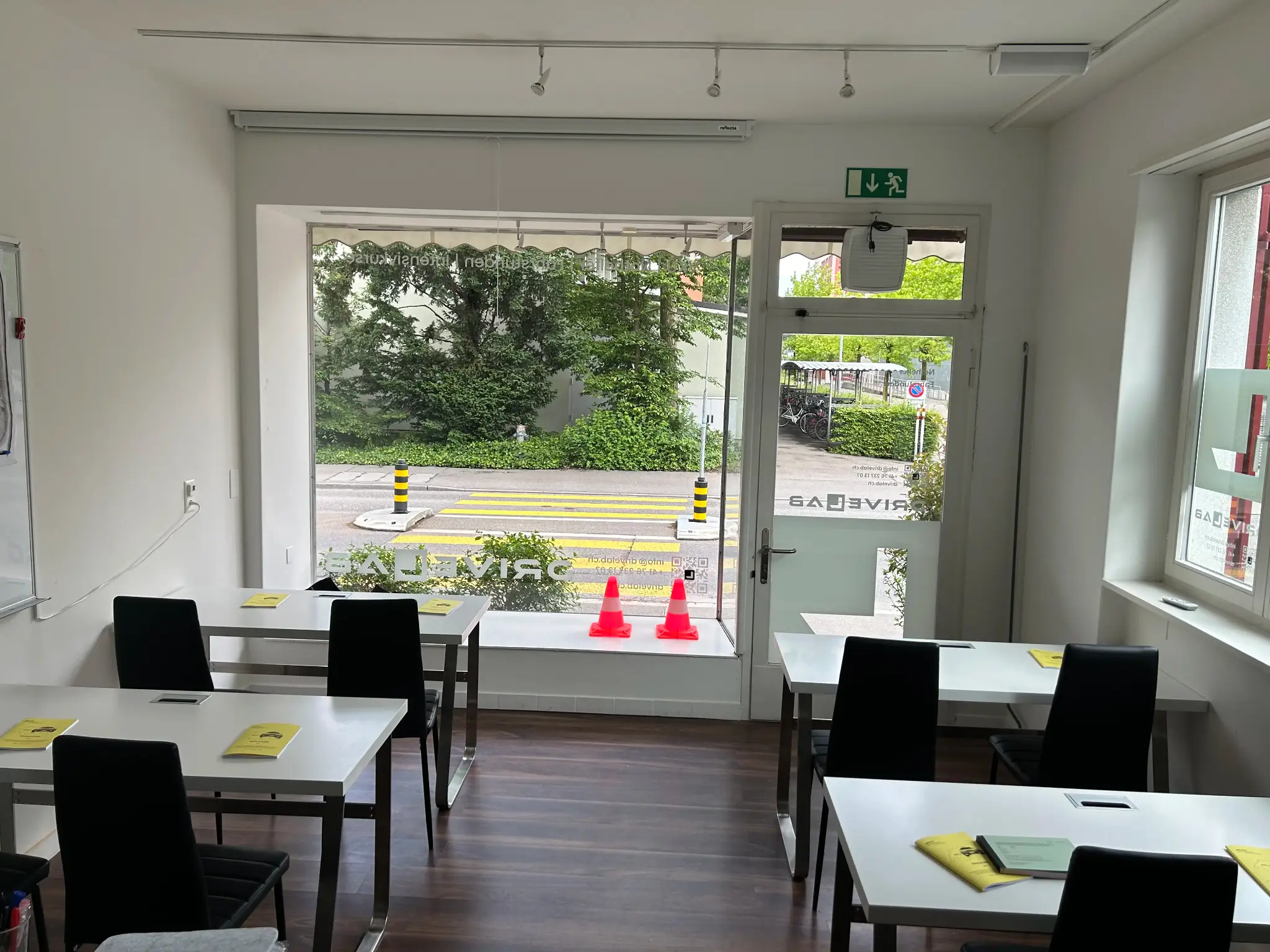 Moderner VKU Kursraum in Zug mit Blick nach draussen