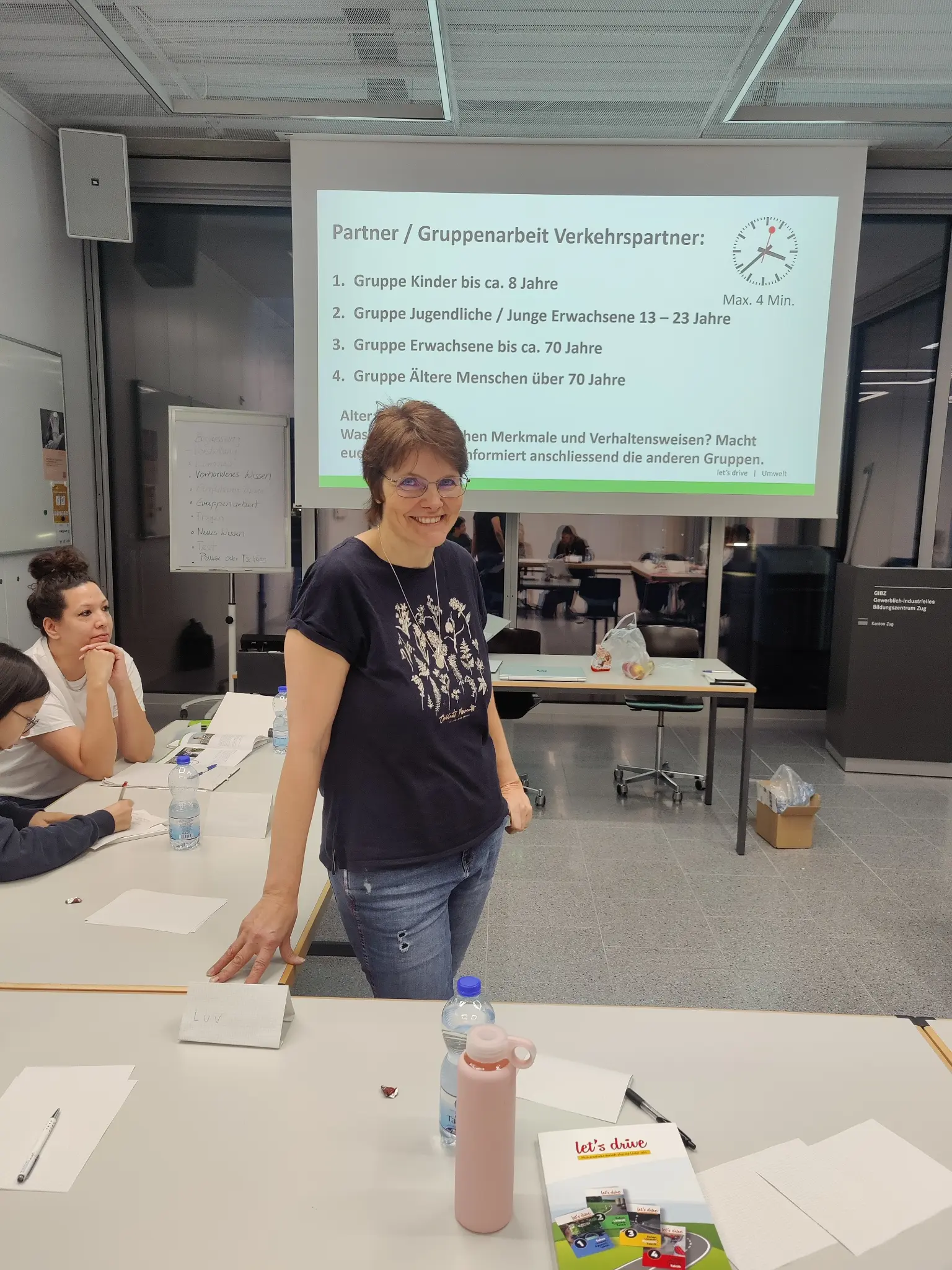 VKU Lehrerin erklärt den Kursteilnehmern die Verkehrsregeln