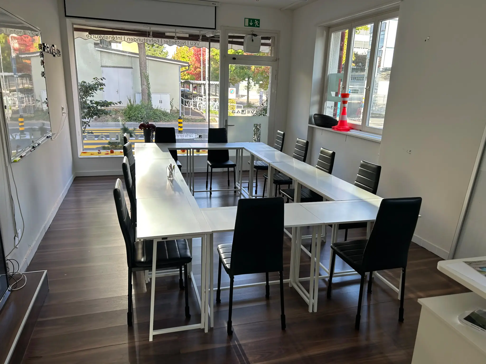 VKU Schulungsraum mit grossem Fenster und Blick auf die Strasse