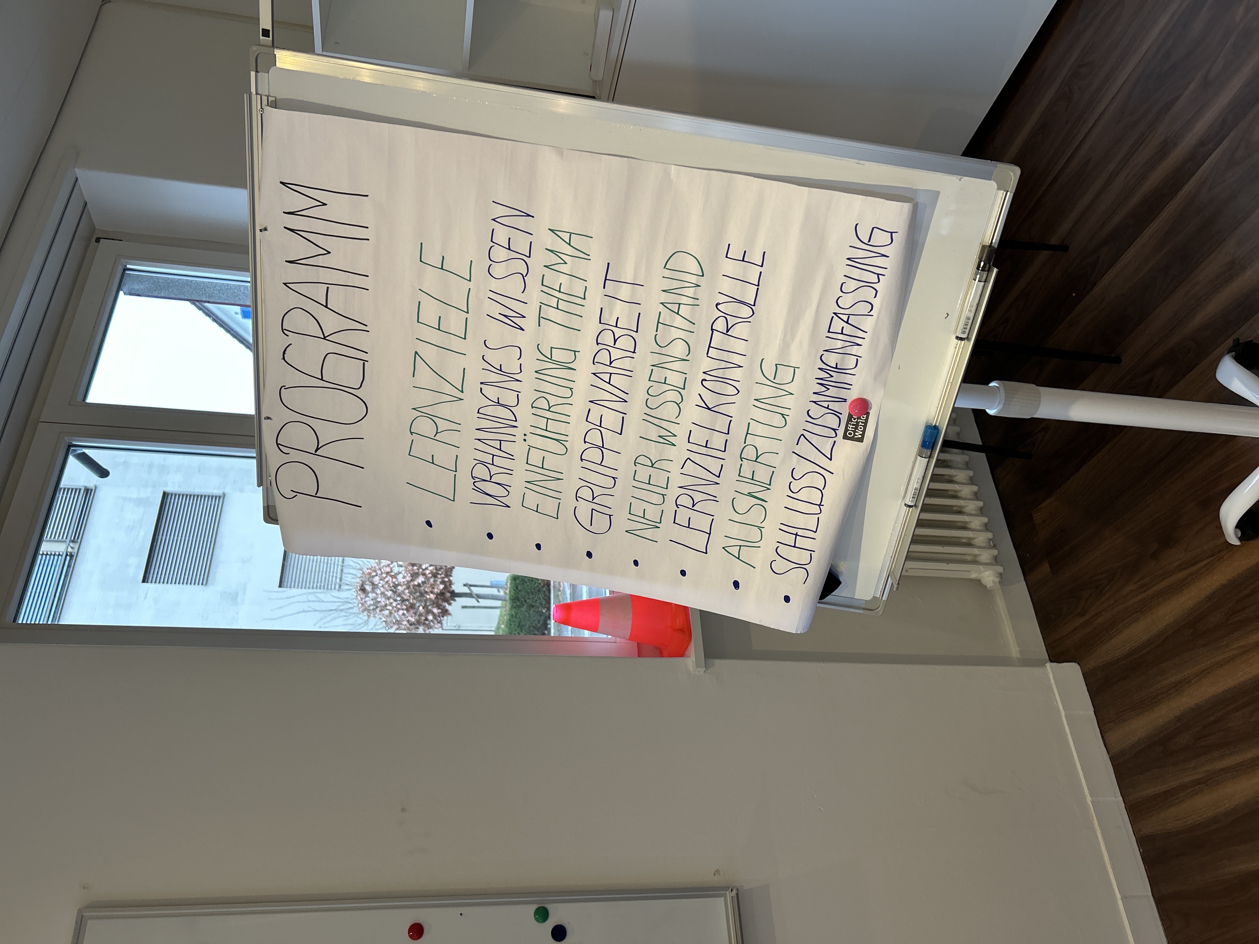 VKU Unterrichtsprogramm auf Whiteboard mit Lernzielen